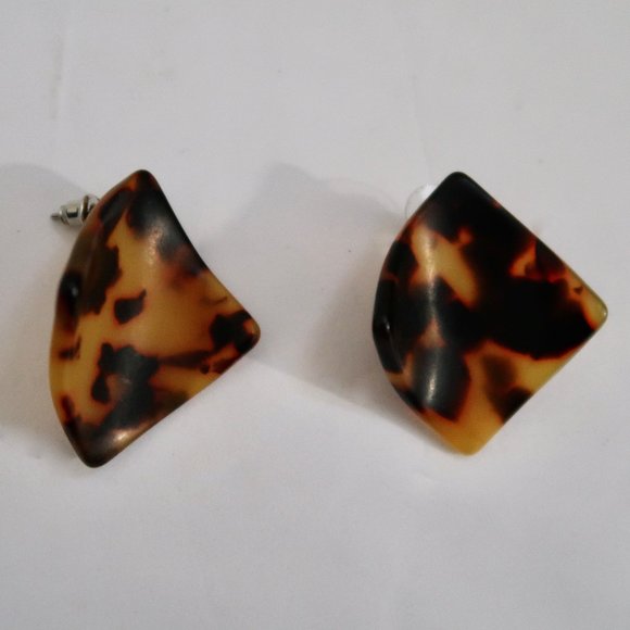 CLOIE faux tortoiseshell post earrings NWT - Picture 4 of 4